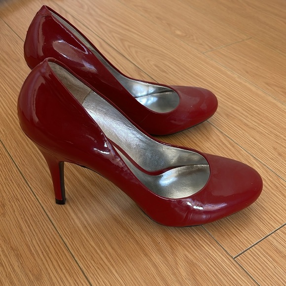 Red high heels - Picture 2 of 4